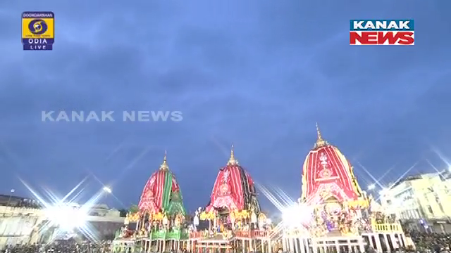 kanak_news's tweet photo. #ତଳେ_ନୀଳକନ୍ଦର, #ଉପରେ_ନୀଳଆକାଶ
ସଜେଇ ହେଇଛନ୍ତି ଶ୍ରୀଜୀଉ । ସଜେଇ ହେଇଛି ଆକାଶ । ନୀଳ ଶାଢି ପିନ୍ଧି ଆଜି ଶ୍ରୀଜୀଉଙ୍କ ଦର୍ଶନ ପାଇଁ ଆସିଛି ନୀଳ ଅମ୍ବର । 

#SunaBesha #RathaJatra #RathaJatra2023 #Puri #JayJagannath #ସୁନାବେଶ #KanakNews https://t.co/PAfz80AlqA