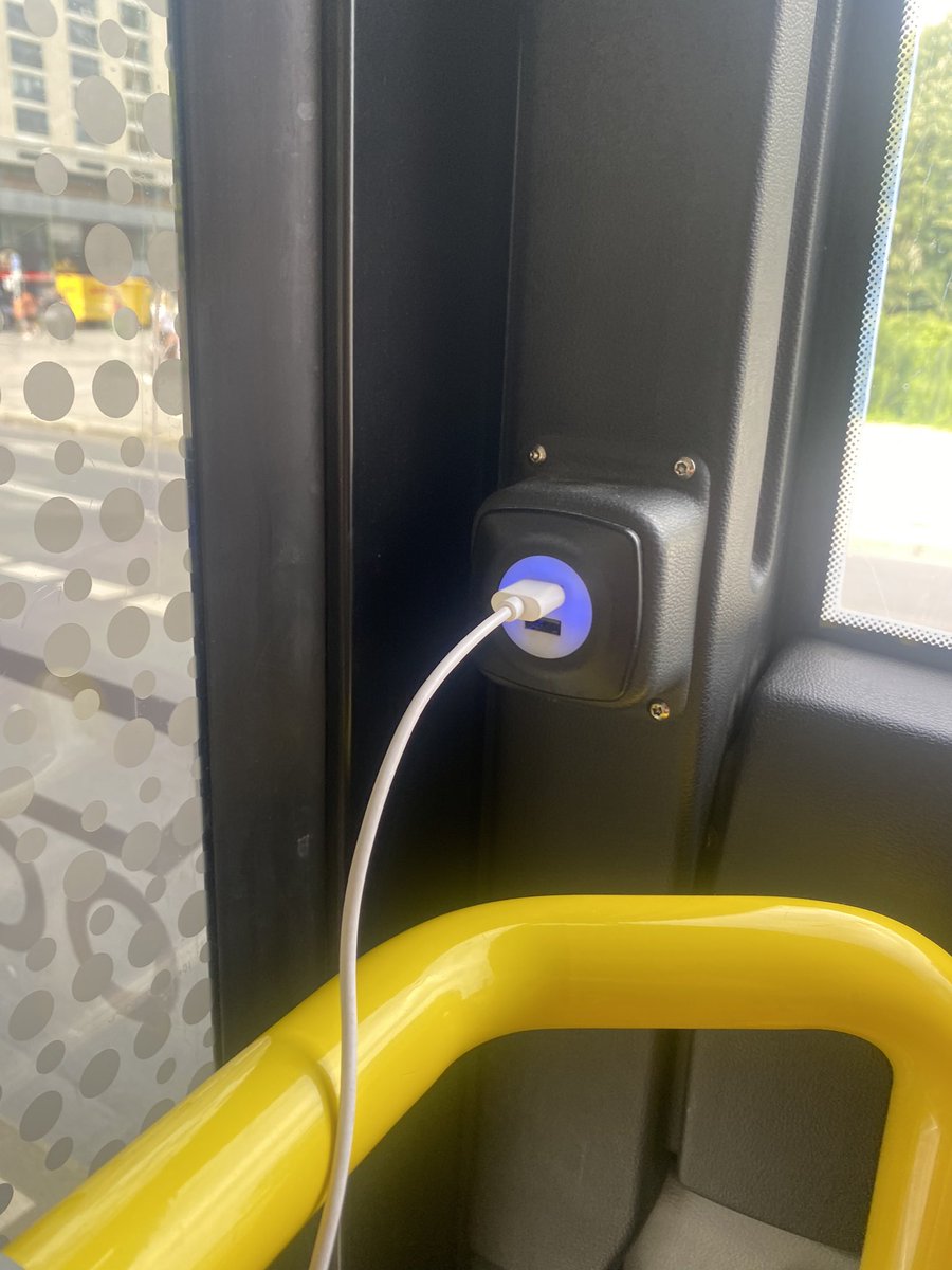 Noch ein Grund mehr, die #Öffentlichen zu benutzen. Die Berliner <a href="/BVG_Kampagne/">Weil wir dich lieben</a> <a href="/BVG_Bus/">BVG Bus</a> se laden nicht mehr nur ab, sondern inzwischen auch auf! #ILoveIt #DitIsBalin