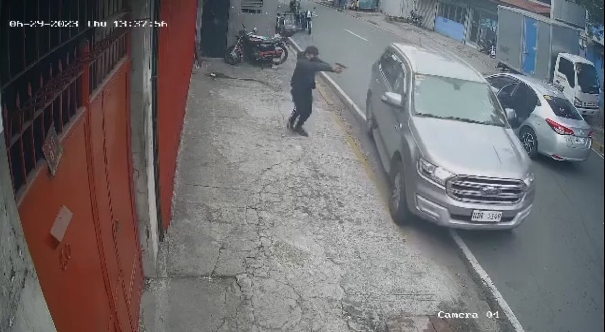 virmasimonette's tweet photo. ⚠️ TRIGGER WARNING ⚠️ 

A Filipino photojournalist who covers crime stories for a local newspaper has been shot and wounded by two unidentified gunmen. https://t.co/ChD6XgsR3x