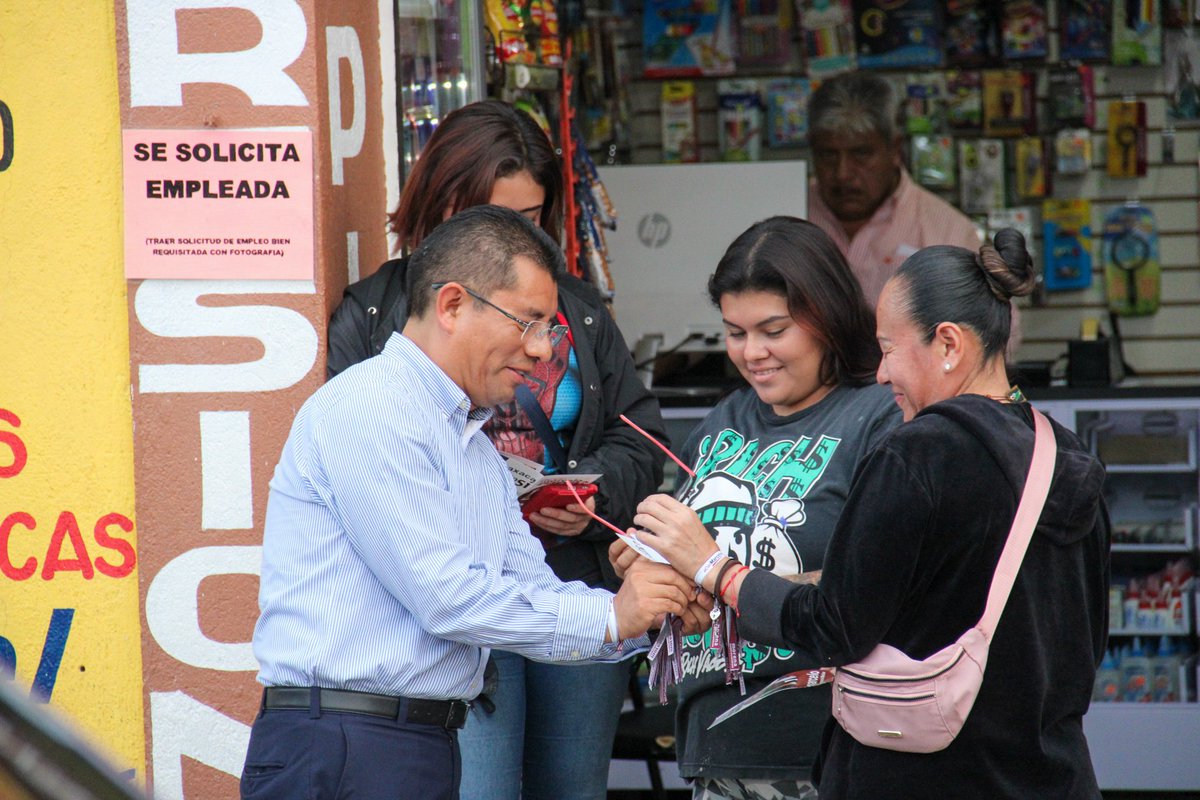 Masnoticiasdela's tweet photo. En #Xoxocotlán, @DanielGOaxaca continua con el brigadeo, para llevar el mensaje de @m_ebrard por un sistema universal de salud. 
"Sonrían Compañeras y compañeros todo va a estar bien". Expresó Daniel Gutiérrez. https://t.co/nCeyfCwe7D