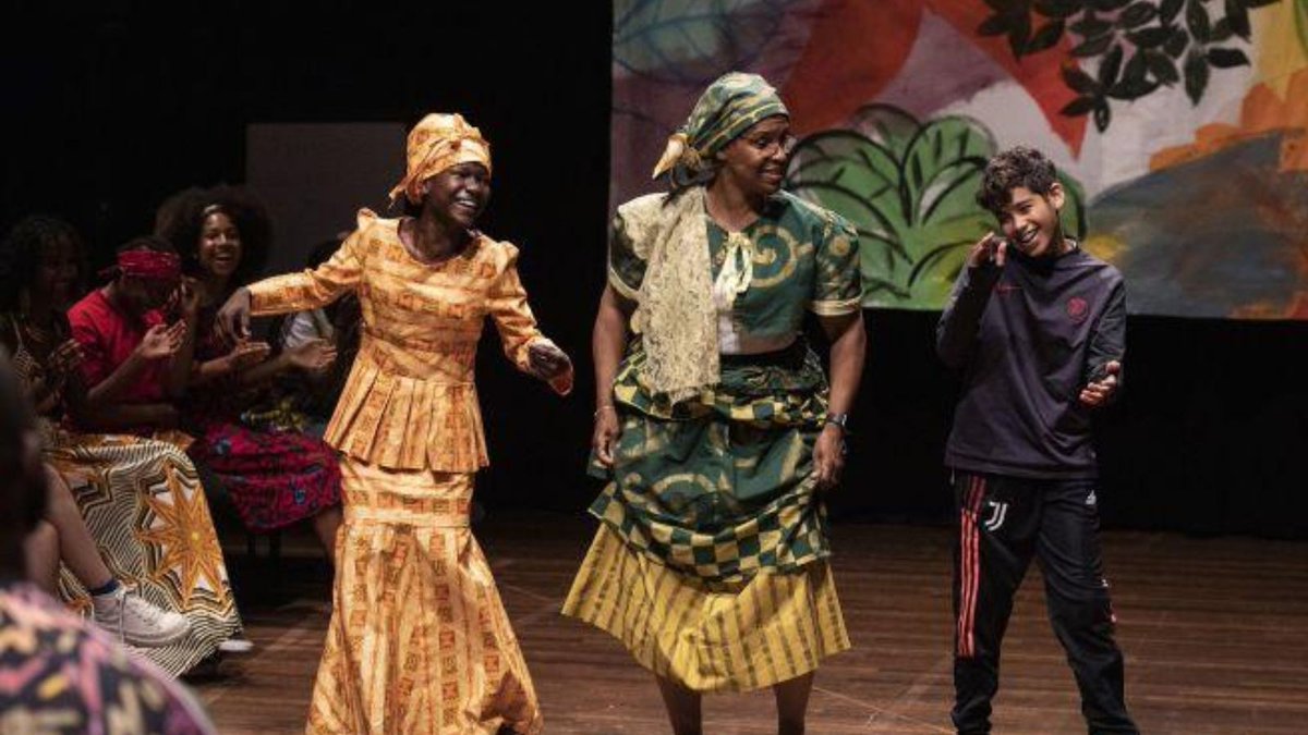 👀✨ Bezoek deze speciale Keti Koti-viering met verhalen en een traditionele maaltijd, waar ouders en kinderen samen van kunnen genieten😋🍴Jonge talenten schrijven theaterteksten over het slavernijverleden en de impact 📜 Meer info 👉bit.ly/3NUe79t #uitinams
