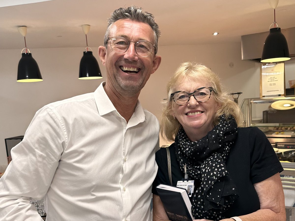 A great photo of @CatherineLeak and @hcashells during the earlier visit to @StGeorgesTrust to see the new catering initiatives being delivered #hospital #Catering