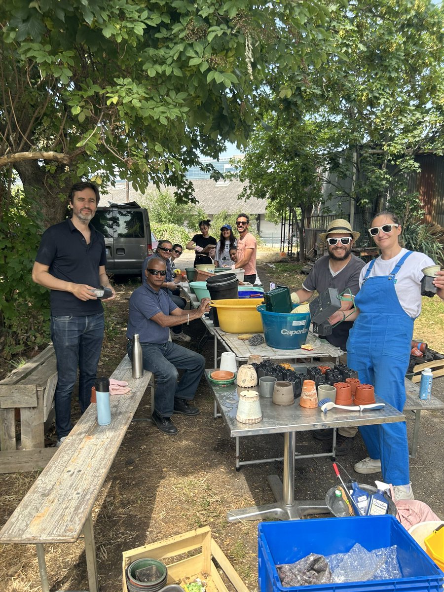 Gourlette's tweet photo. Encore un chouette Team Building Solidaire pour les équipes Wholesale Line of Business de @benedictedavid 👉🏻 40 collaborateurs ultra-motivés ont oeuvré au sein de l’Association @Coup_de_Pousses et travaillé à la ressourcerie de matériel de jardinage installée à Bercy Beaucoup🪴👩‍🌾 https://t.co/wmOSDVcWAU