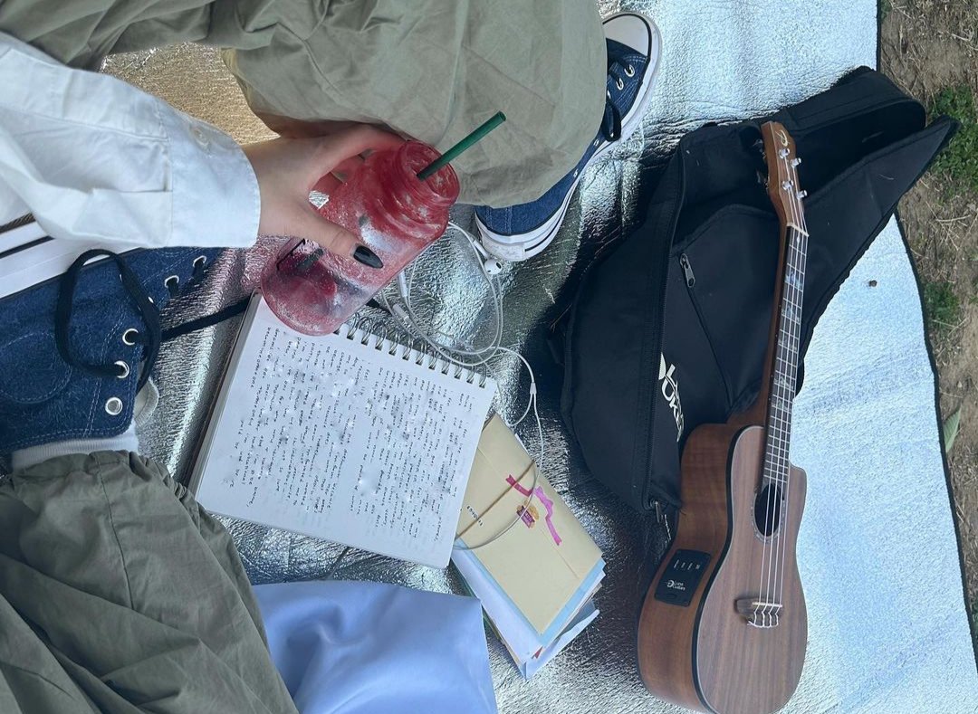 ㅤㅤㅤ
ㅤㅤㅤthursdayupdate.⠀
ㅤㅤㅤa date with my dear guitar :p
ㅤㅤㅤ