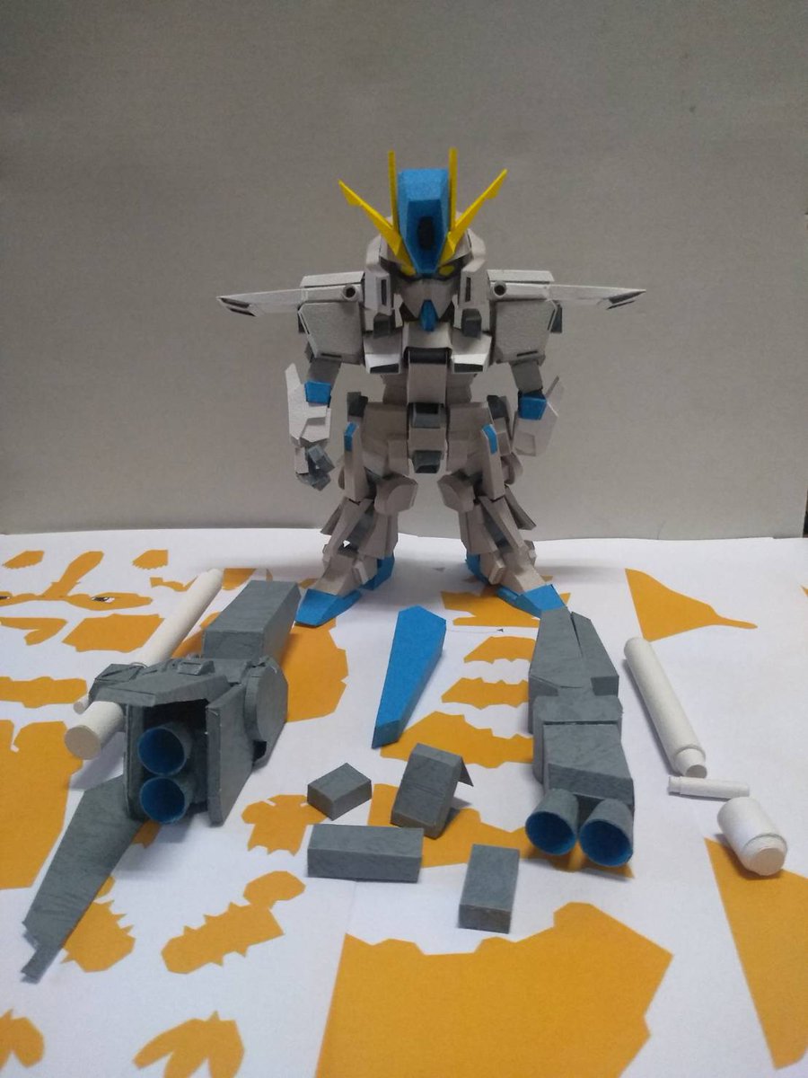 SD FAZZの進捗です。左側のバックパックしか作ってな
いが、まだ浮気するつもり。SD FAZZの足の下の展開図
は今回が作るモノです。何かを作るかはわかるかなぁ。