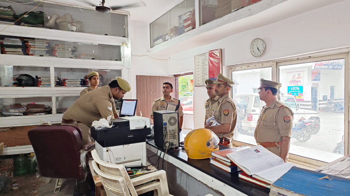 #PoliceCommissionerateGhaziabad 

डीसीपी ग्रामीण <a href="/ipsshubhampatel/">Shubham Patel</a> 
द्वारा थाना लोनी का आकस्मिक निरीक्षण किया गया तथा अभिलेखो के रखरखाव एवं अद्यावधिक रखने तथा थाना परिसर मे साफ सफाई रखने हेतु सम्बन्धित को आवश्यक दिशा-निर्देश दिये गये ।
<a href="/Uppolice/">UP POLICE</a>