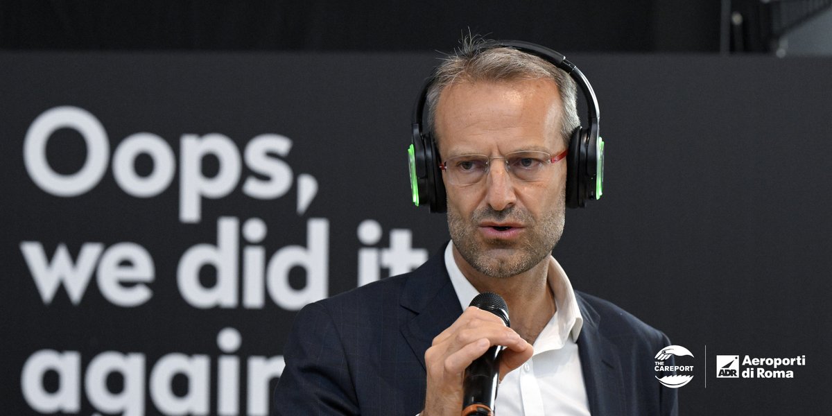 AeroportidiRoma's tweet photo. Ieri per celebrare il titolo di #BestAirport di @ACI_EUROPE, abbiamo organizzato una Silent Disco all'interno dell'aeroporto! Il nostro impegno e la nostra dedizione hanno dato i loro frutti e noi non potevamo far altro che festeggiare in grande stile. We did it again! ✈️ https://t.co/2JYJ6vPKee