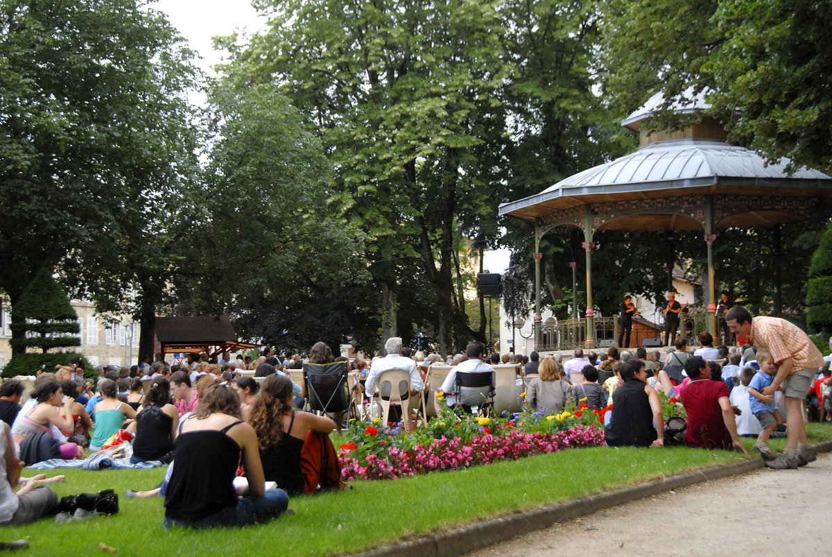 A Bourg en Bresse Les jeudis du Kiosque démarrent ce soir. Présentation en musique dans L'heure Aindinoise, à réécouter ici ⬇️
rcf.fr/actualite/lheu… 
Crédit photo : Serge Buathier
<a href="/Bourg_en_Bresse/">#BourgenBresse</a> #BourgenBresse <a href="/BBellerencontre/">la belle rencontre</a>