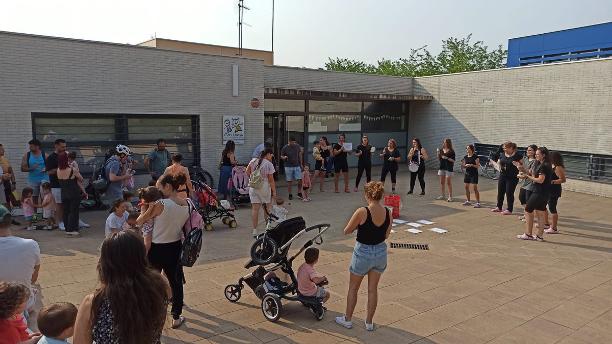 RadioSabadell's tweet photo. Les treballadores de les escoles bressol protesten per aconseguir millores laborals: "Fa 15 anys que tenim els salaris congelats"

📢 Denuncien que la patronal fa un any que bloqueja la negociació d'un nou conveni

📝 https://t.co/WSeSy7xXbH https://t.co/smXilpNBby