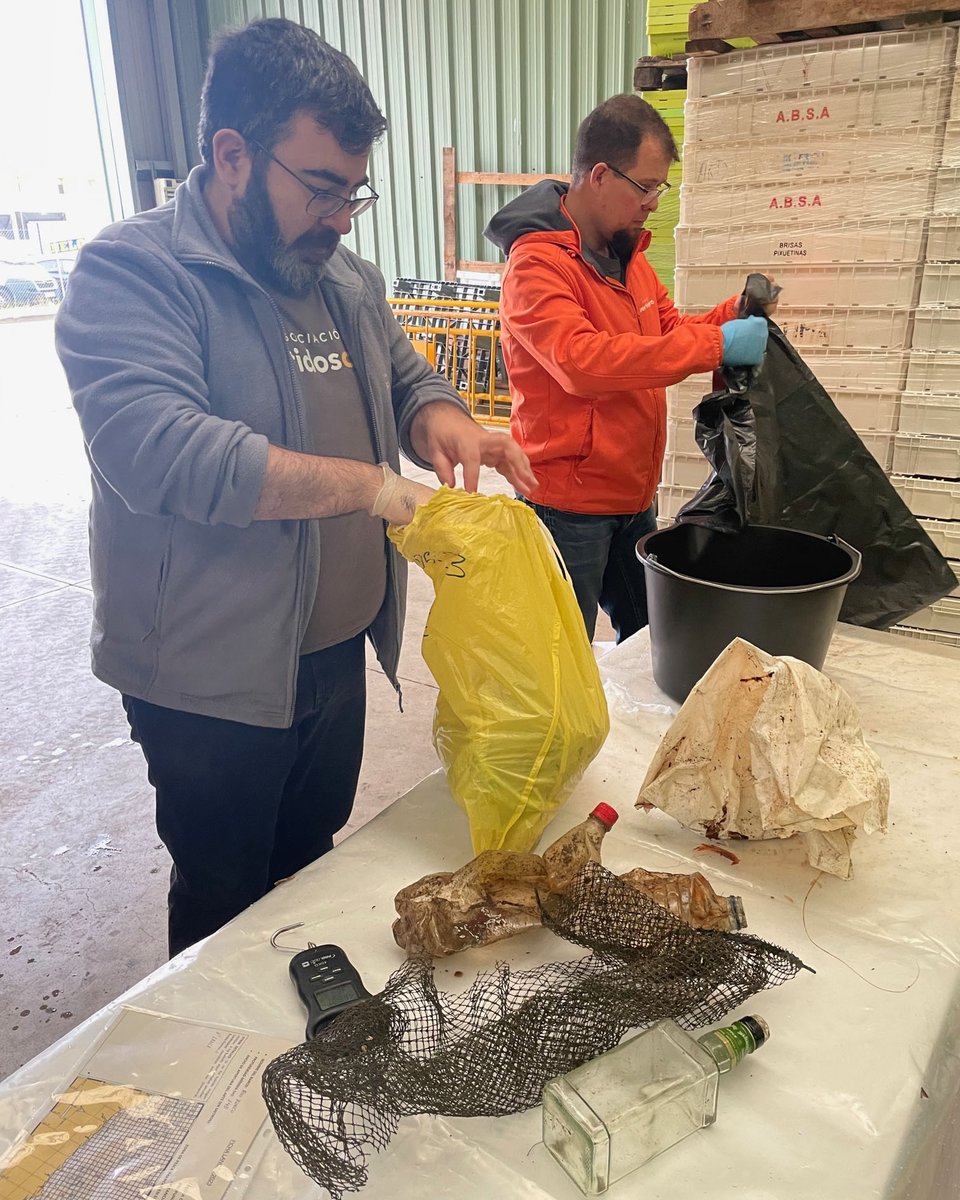 oppburela's tweet photo. Desde la OPP-7 Puerto de Burela, además de recuperar la basura marina a través del proyecto #UpcyclingTheOceans, también colaboramos con la Fundación @ecoalf y @ecoembes para analizarla con la app #Marnoba. https://t.co/SBNzMLNRdf