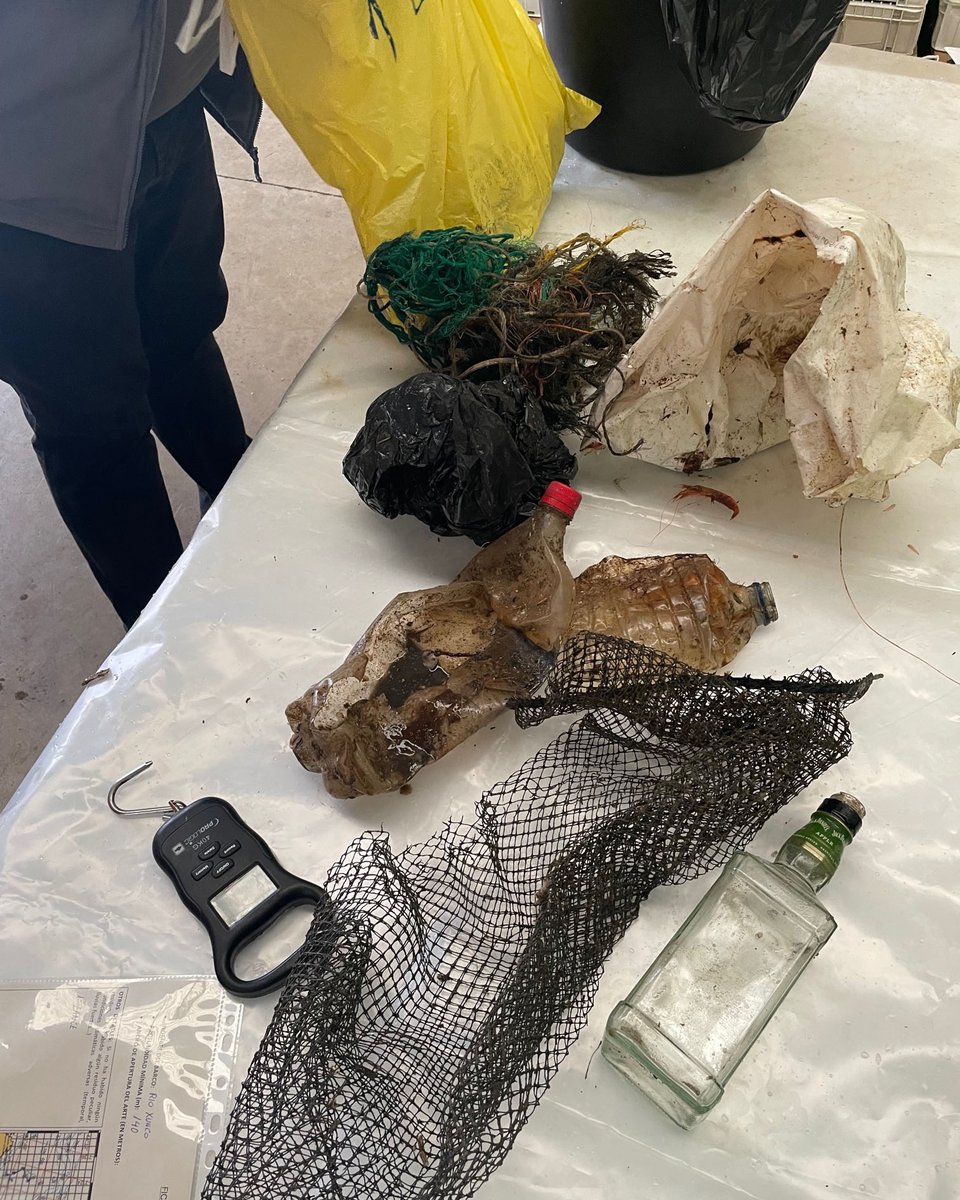 oppburela's tweet photo. Desde la OPP-7 Puerto de Burela, además de recuperar la basura marina a través del proyecto #UpcyclingTheOceans, también colaboramos con la Fundación @ecoalf y @ecoembes para analizarla con la app #Marnoba. https://t.co/SBNzMLNRdf