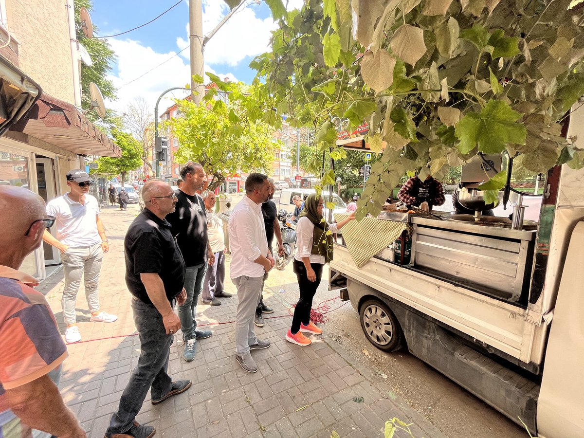 otukenbursa's tweet photo. Şehit Doç. Dr. Sinan Ateş hayrına, kabri başında lokma ikramında bulunduk.
Hatırasını yaşatmaya and içtik. 

#sinanatesinkardeşleri #SinanATESicinAdalet #adamsatmakyok #sinanateş #türkçüturancı  #SinanAteşHeryerde
@sinanates16 
@a_orducemiyeti
@CanerKara_Tayma https://t.co/HF9eupmIzM