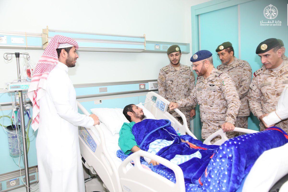 modgovksa's tweet photo. معالي رئيس هيئة الأركان العامة الفريق الأول الركن فياض الرويلي، يُعايد مصابي القوات المسلحة في مدينة الأمير سلطان الطبية العسكرية في الرياض، وينقل لهم تهنئة وتحيات القيادة الرشيدة بمناسبة #عيد_الأضحى المبارك، ويُشيد بتضحياتهم للدفاع عن الوطن والحفاظ على أمنه واستقراره. https://t.co/ub1yQ4vWf6