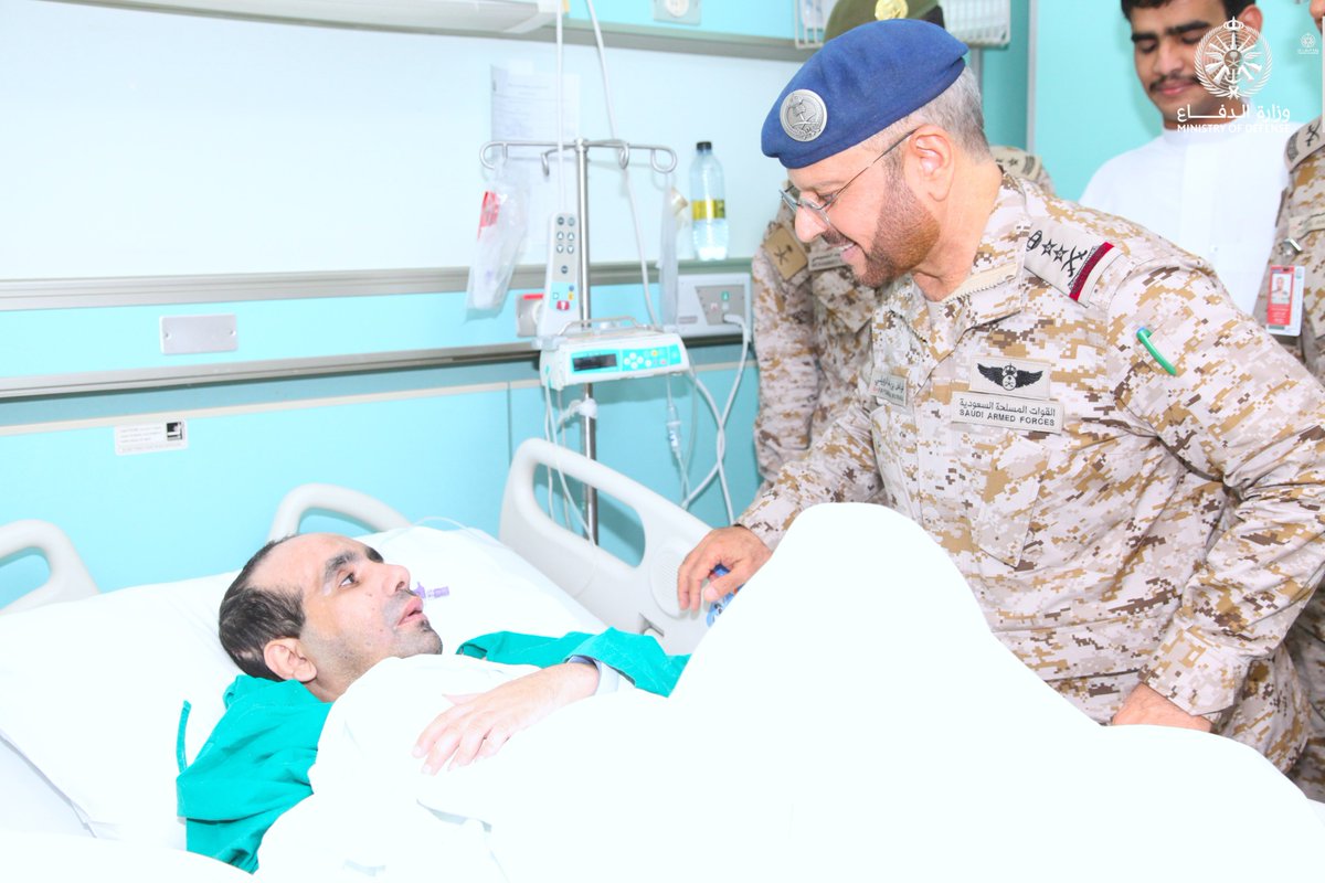 modgovksa's tweet photo. معالي رئيس هيئة الأركان العامة الفريق الأول الركن فياض الرويلي، يُعايد مصابي القوات المسلحة في مدينة الأمير سلطان الطبية العسكرية في الرياض، وينقل لهم تهنئة وتحيات القيادة الرشيدة بمناسبة #عيد_الأضحى المبارك، ويُشيد بتضحياتهم للدفاع عن الوطن والحفاظ على أمنه واستقراره. https://t.co/ub1yQ4vWf6
