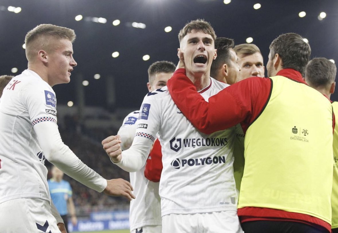 FabrizioRomano's tweet photo. Sturm Graz have made an official bid for 20-year old Poland U-21 international Szymon Wlodarczyk from Gornik Zabrze 🇵🇱 #transfers

€2,5m plus add ons and sell on clause as they consider him as potential next Rasmus Hojlund. Serie A clubs are also interested. https://t.co/BYOA1izqAU