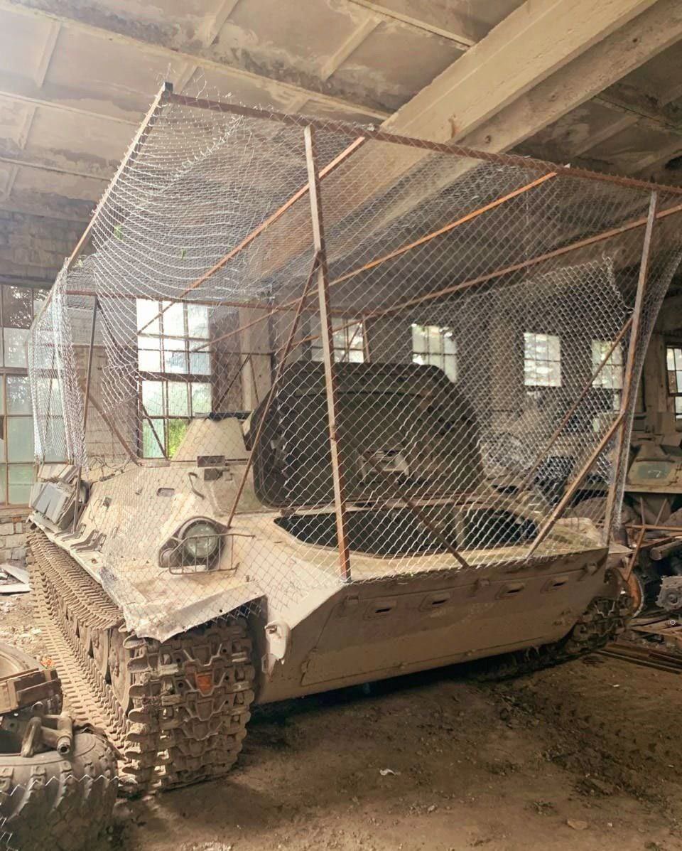 🚁🔒Introducing another innovation! #RussianTank now flaunts an anti-drone cage welded onto its hull, securing crucial assets against aerial intruders. However it is directly attached to hull, limiting turret rotation. #MTBs in cages! #MilitaryTech #Innovation

@VinodDX9