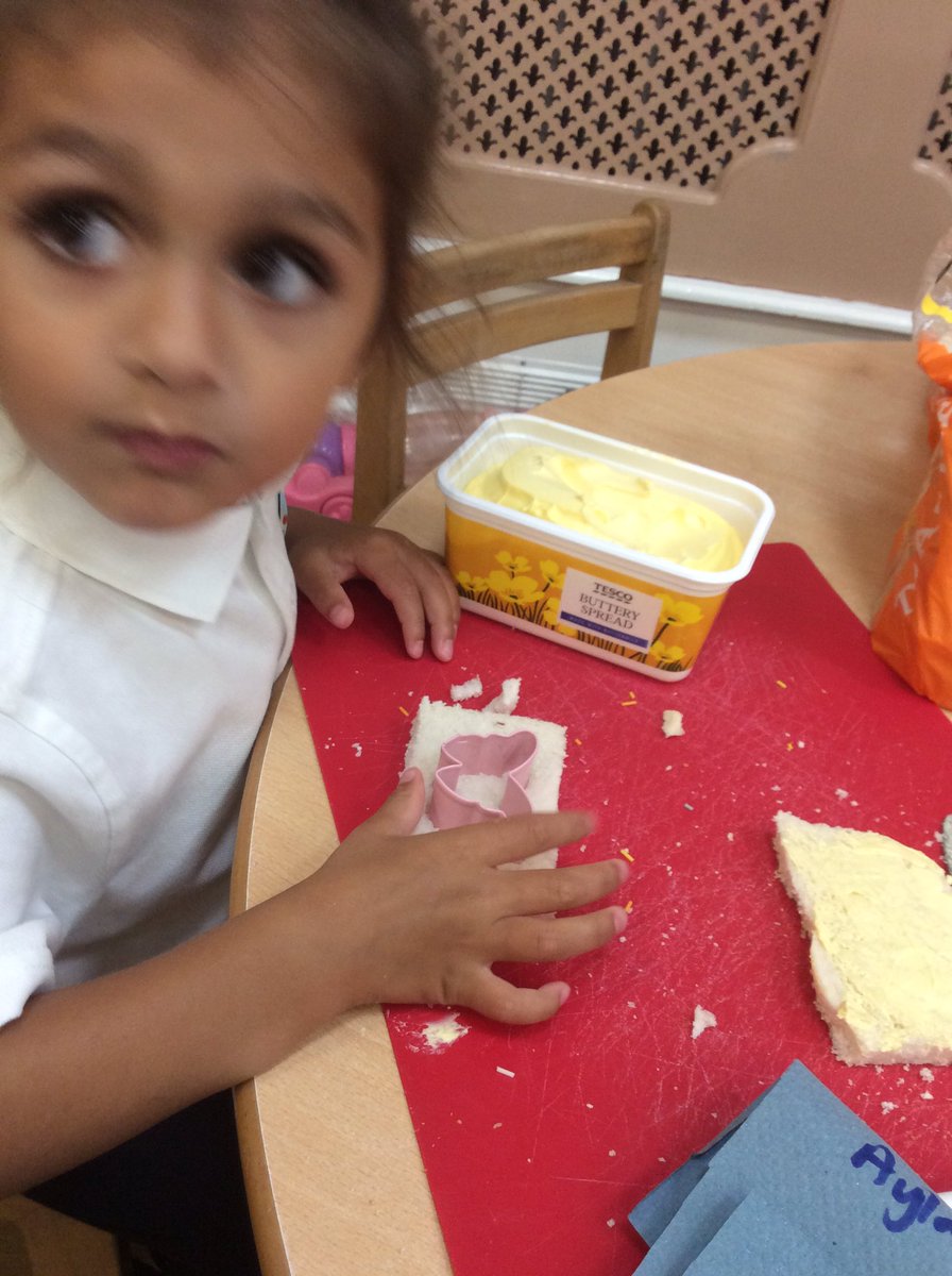 EgremontEYFS's tweet photo. For our #funsnack we made Australian fairy bread as it comes from the country where the great barrier reef is. We spread on the butter, poured out the sprinkles and cut out some shapes in the bread. Of course we also ate it all up! #yummy 🧚♂️ 🍞 🧚♀️ https://t.co/R51rMpHPLX
