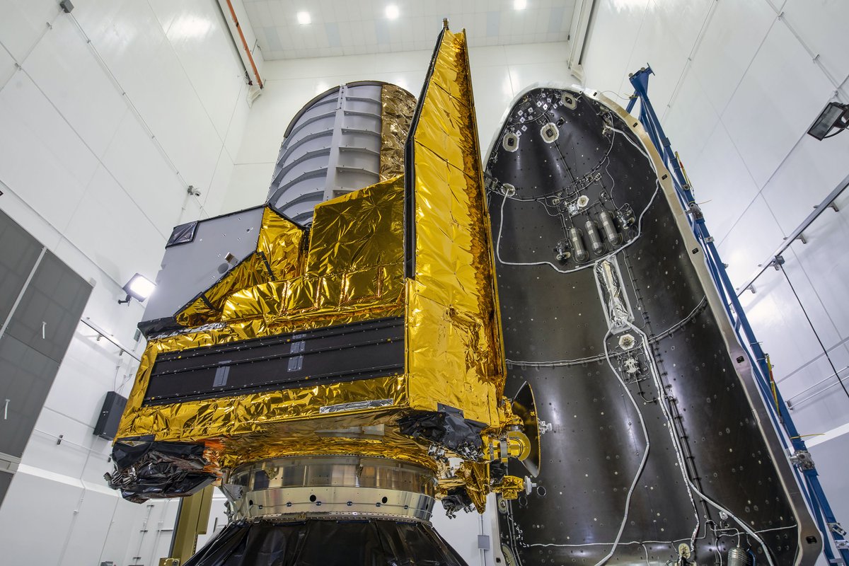 ✅ Ready to be sealed for space!

#ESAEuclid poses majestically one last time on Earth, before being enclosed in the rocket nose cone.

On 1 July, the #DarkUniverse 🕵️ detective will start its journey to explore #DarkMatter & #DarkEnergy

Find out more 👉 esa.int/ESA_Multimedia…