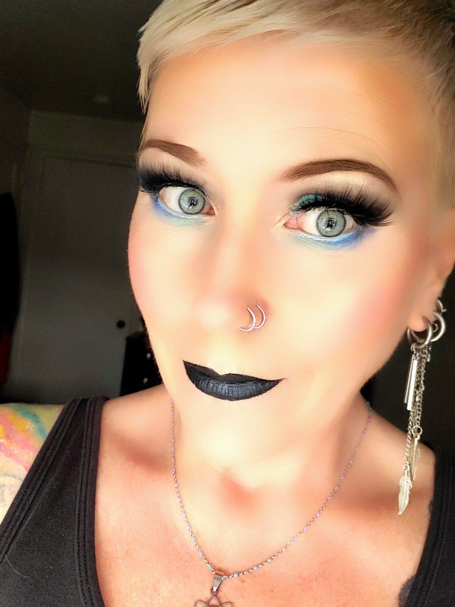 Good morning beauties.  Here is my look from the other day but in more natural light ✨️ 💛 <a href="/rimmellondoncan/">Rimmel London Canada</a> <a href="/PrettyVulgar/">Pretty Vulgar</a> <a href="/NYXCosmetics/">NYX Pro Makeup US</a> <a href="/MaybellineCAN/">Maybelline Canada</a> <a href="/ShopprsDrugMart/">Shoppers Drug Mart</a> <a href="/PFCosmetics/">Physicians Formula</a> #Over50 #greyeyes #Newfoundland #makeup #beauty