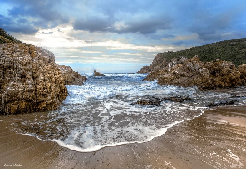 Knysna - The Heads ... 'two great spits of land that embrace and enclose the Knysna Lagoon.'
Find your next getaway accommodation in #Knysna #GardenRoute shorturl.at/ijorH
📸 George Veltchev
Post via Ek reis deur my pragtige land.... Suid-Afrika
#wheretostay