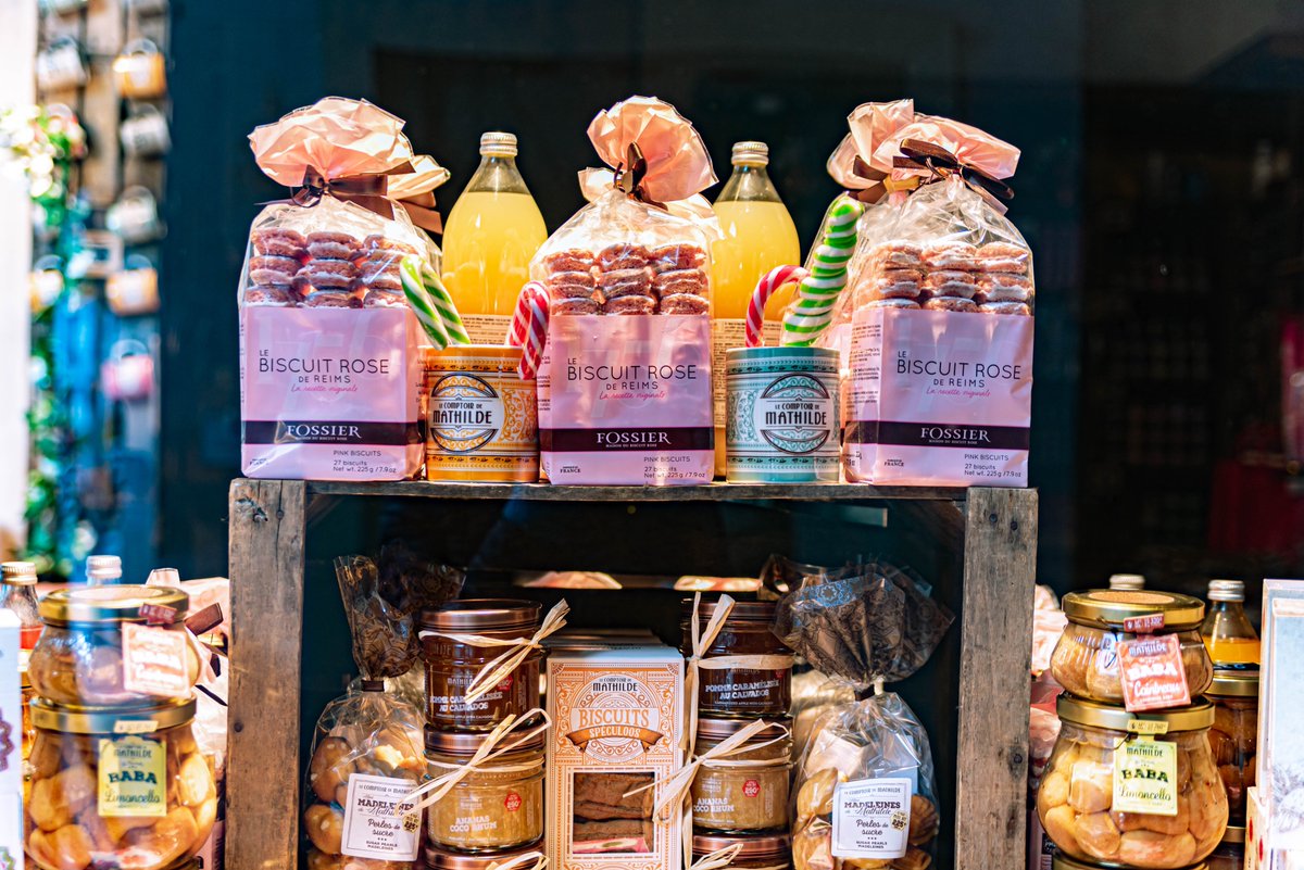 medhazin's tweet photo. L'épicerie fine rémoise bien présentée à la vitrine de le comptoir de Mathilde à #reims. #reimscity #reimstourisme #reims
📸@medhazin https://t.co/aYhk135Cmm