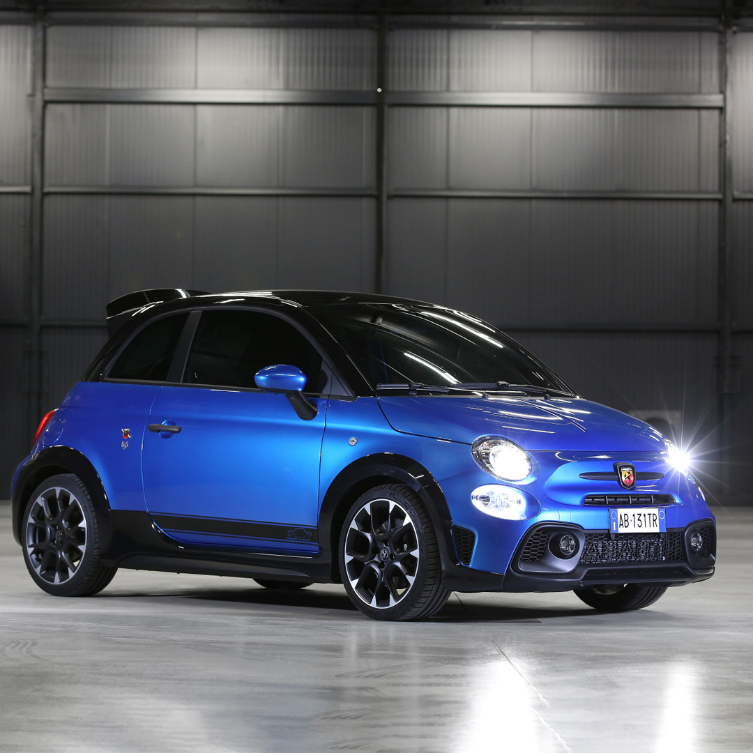 ABARTH_JAPAN's tweet photo. 1970年代にラリーシーンを席巻した伝説のマシンにオマージュを捧げた200台限定の『 #ABARTH 695 TRIBUTO 131 RALLY』。この限定車を含む『695』シリーズをご紹介するフェアを、7/8（土）-9（日）に開催。ぜひショールームへ。
https://t.co/MIeMB7bVMr https://t.co/xqe5nXOo34
