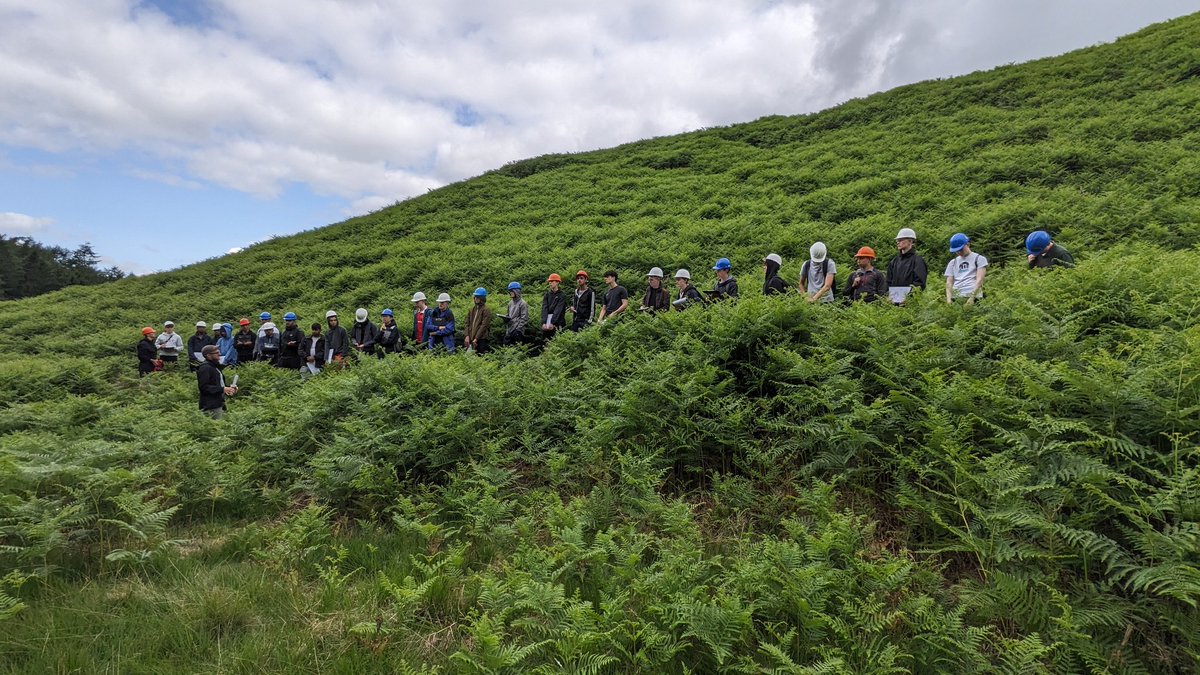 AGSB_Geology's tweet photo. A brighter start today, perfect weather for some sedimentary environment interpretation #ThinkGeology @agsb_official #Geoliday https://t.co/sujCBa2NyN