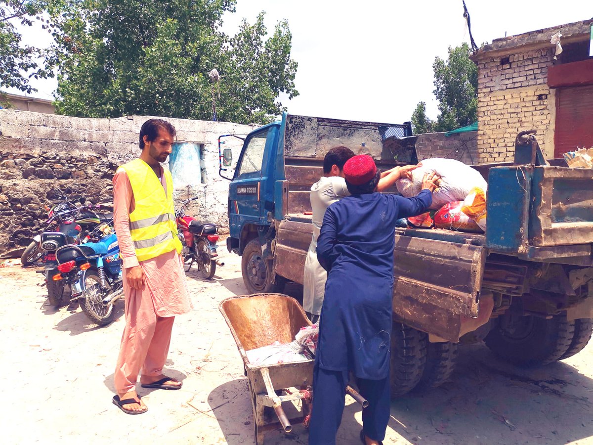 ADLocalgov's tweet photo. #EidulAzha2023 #CleanUp #Drive by #Adlgrdd #tehsil #topi in Different VC's of #tehsil #topi @dcswabi @adnmk_ @CSKPOfficial @dglgrddkp @general_kpk https://t.co/NeYn7WxQd9