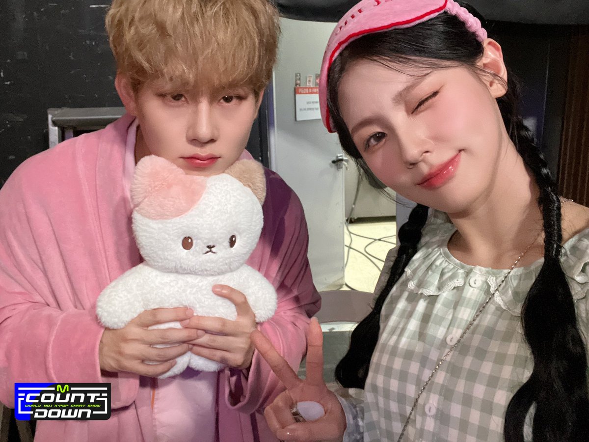MnetMcountdown's tweet photo. 오늘 엠카가 누울 곳은 바로 여기입니다🧸🫶
엠카의 애착 MC 💛허니 여니💚 끼고 엠카 본방사수 하는 이 순간이 바로 힐링...🌿
누워서 봐도 앉아서 봐도 서서 봐도 뭐든 좋다 이거 아니겠어요?😘💕
#미연 #여자아이들 #주헌 #몬스타엑스 https://t.co/mJ2U0WZ86M