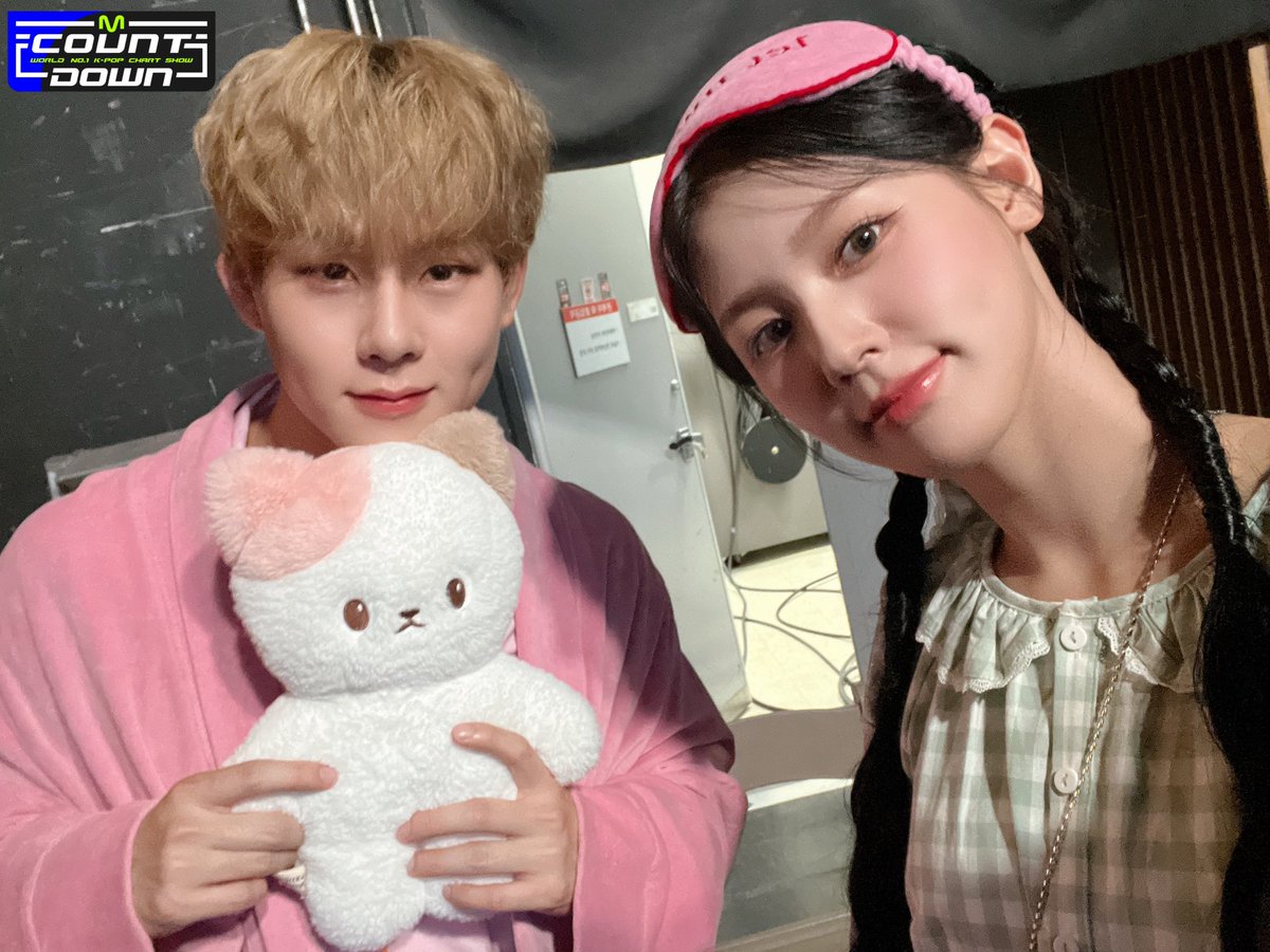 MnetMcountdown's tweet photo. 오늘 엠카가 누울 곳은 바로 여기입니다🧸🫶
엠카의 애착 MC 💛허니 여니💚 끼고 엠카 본방사수 하는 이 순간이 바로 힐링...🌿
누워서 봐도 앉아서 봐도 서서 봐도 뭐든 좋다 이거 아니겠어요?😘💕
#미연 #여자아이들 #주헌 #몬스타엑스 https://t.co/mJ2U0WZ86M