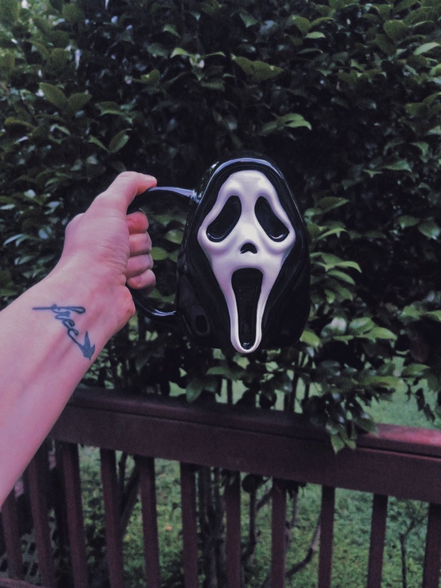 thespookygirll's tweet photo. happy thursday spooky babes 🔪 https://t.co/CWYRFxUYfv