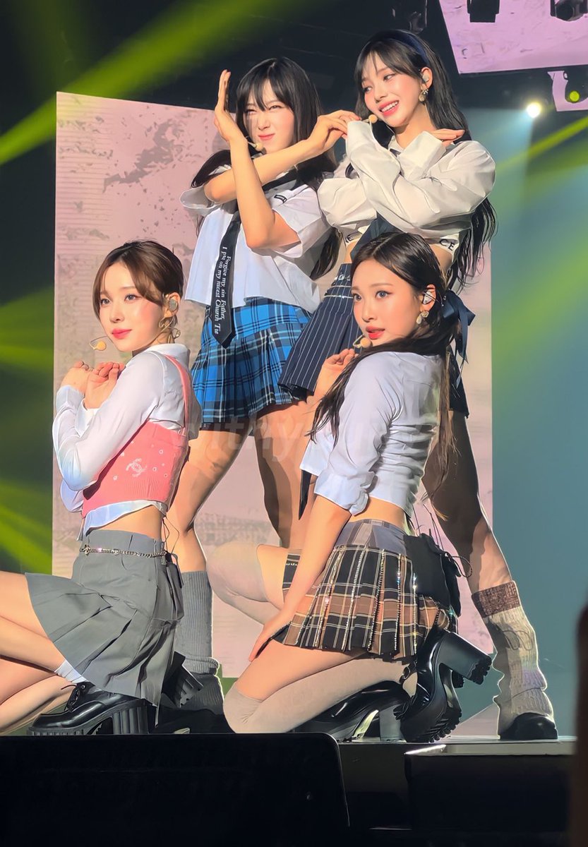 aesPAKed's tweet photo. oh i love this aespa stage shot so much😭 it’s on point https://t.co/Ns6VoaeABX