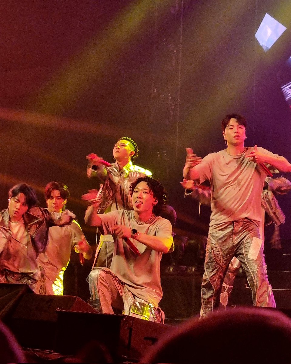 valante_'s tweet photo. Some photos from yesterday's iKON concert 🙌🏻 #iKON_TAKEOFFinEUROPE #iKON_TAKEOFFinFLORENCE https://t.co/tVKz9JaSnY