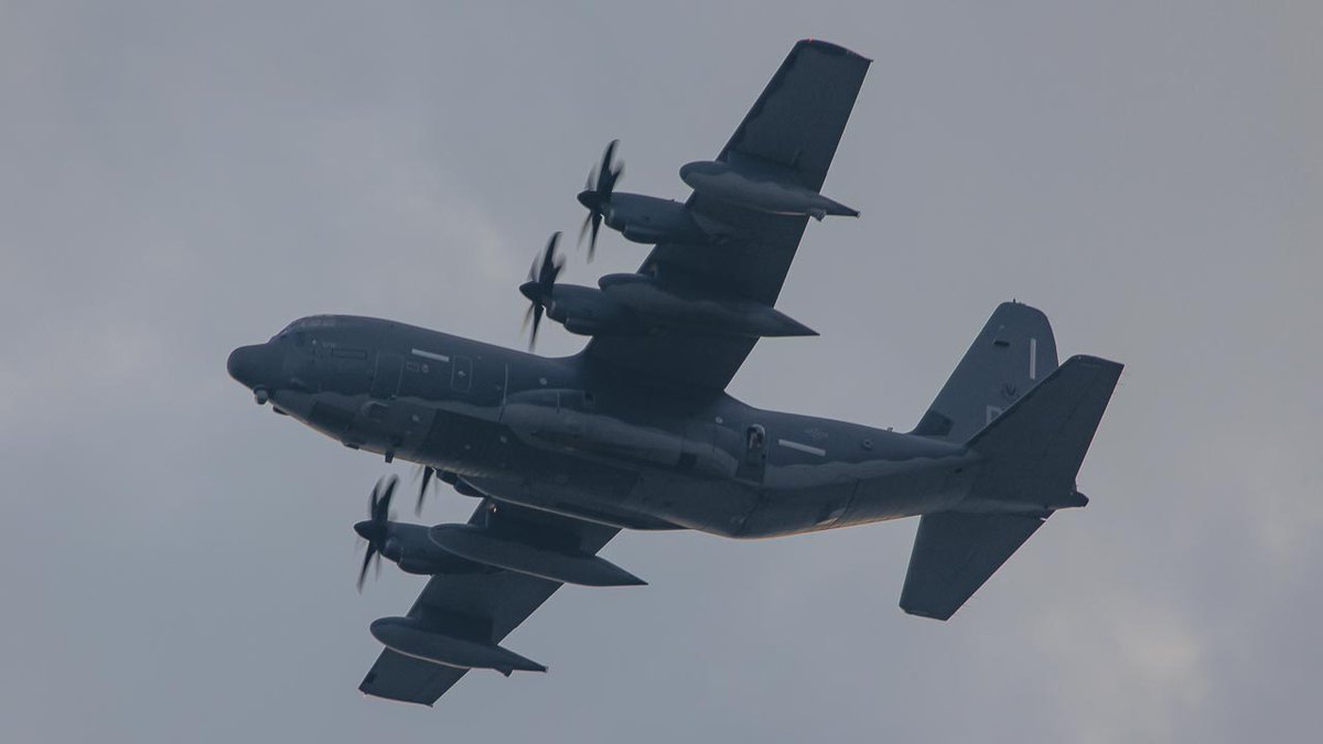 eos40is's tweet photo. 横田基地 17:45 RWY18↗︎
HC-130J 11-5719
Davis-Monthan AFB / KDMA
王様〜👑👋

#YokotaAB #KING98 https://t.co/eNJJnuzxVU