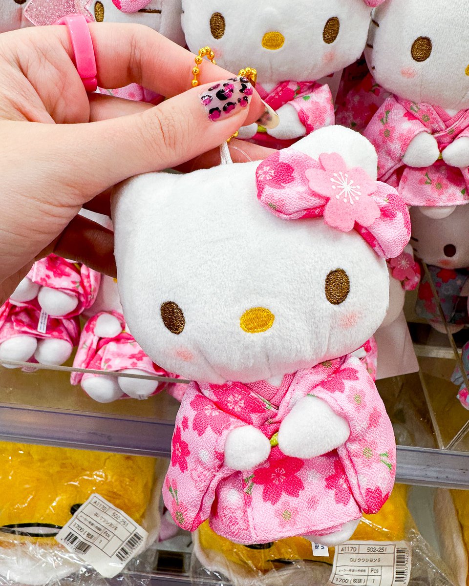 KawaiiBoxCo's tweet image. 🎀 Here’s another reason to love shopping at Kiddy Land: cute Hello Kitty Sakura Kimono plush charms! 😍👘 With these plushies, you can celebrate the sakura season any time of the year. 🌸🌸🌸⁠
⁠
#hellokitty #hellokittyaddict #hellokittycollection #kiddyland #kiddylandjapan
