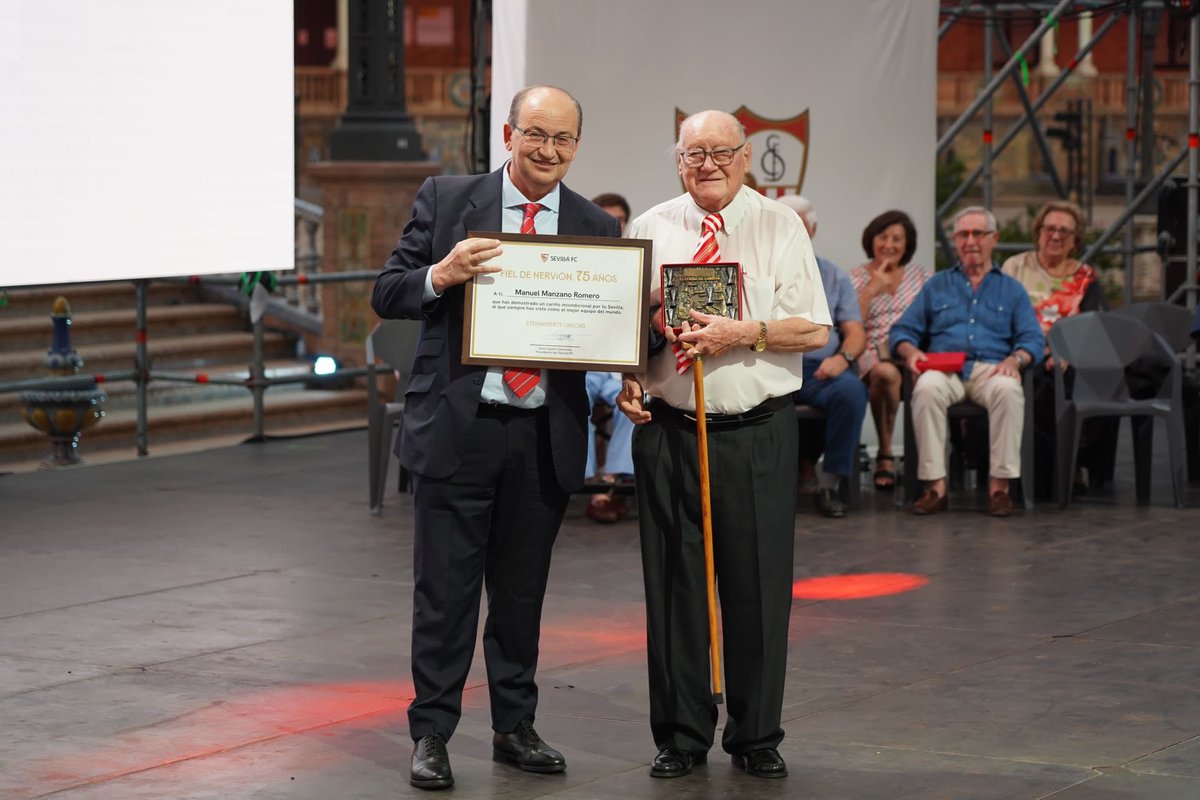 PSAlrelente's tweet photo. Anoche nuestro querido amigo Manuel Manzano, socio N°2 de #PSAlRelente, recibió su merecido reconocimiento en el acto de #FielesDeNervion del #SevillaFC, tras #75Años ininterrumpidos como socio. Enhorabuena Manuel, disfrútalo, eres un referente para todos nosotros. https://t.co/1gsQWMvtuE