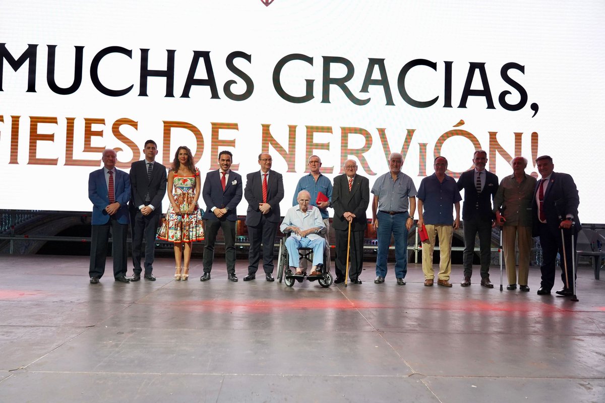 PSAlrelente's tweet photo. Anoche nuestro querido amigo Manuel Manzano, socio N°2 de #PSAlRelente, recibió su merecido reconocimiento en el acto de #FielesDeNervion del #SevillaFC, tras #75Años ininterrumpidos como socio. Enhorabuena Manuel, disfrútalo, eres un referente para todos nosotros. https://t.co/1gsQWMvtuE