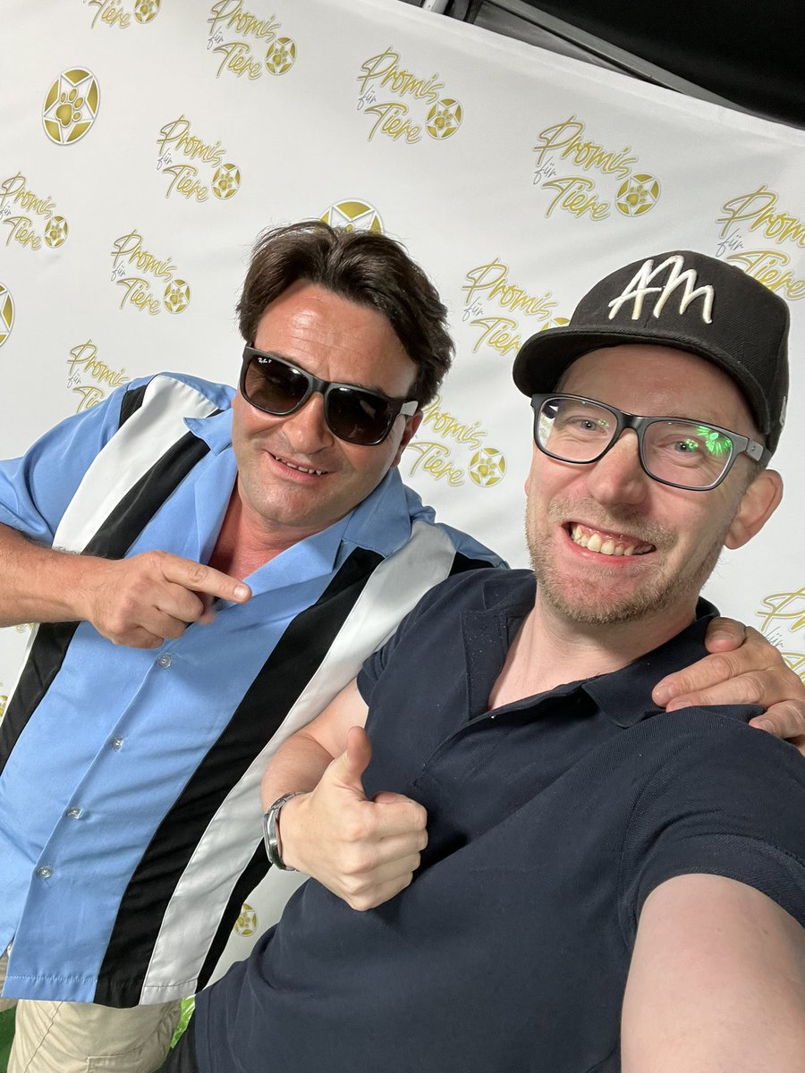 Andre_Martin13's tweet photo. Amazing guy!! @charliesheen (Double) in cologne 🎉😍 we create Gifs of celebrities at an Benefit Event @promisfuertiere #andremartin #gifs #celebs https://t.co/VZXKLfgZae