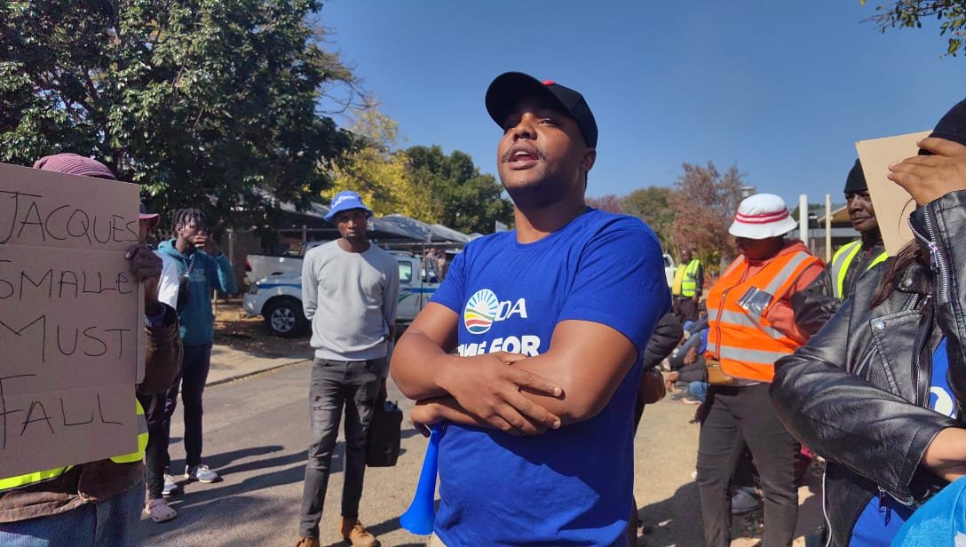 CapricornFMNews's tweet photo. #DAMarch Suspended chairperson of the DA youth structure in Limpopo Tiego Thotse says if DA provincial chairperson Jacques Smalle does not resign within the given 5-day deadline, they will continue with their quest next month to have him resign from his position. VNM https://t.co/5Pmtls34rx