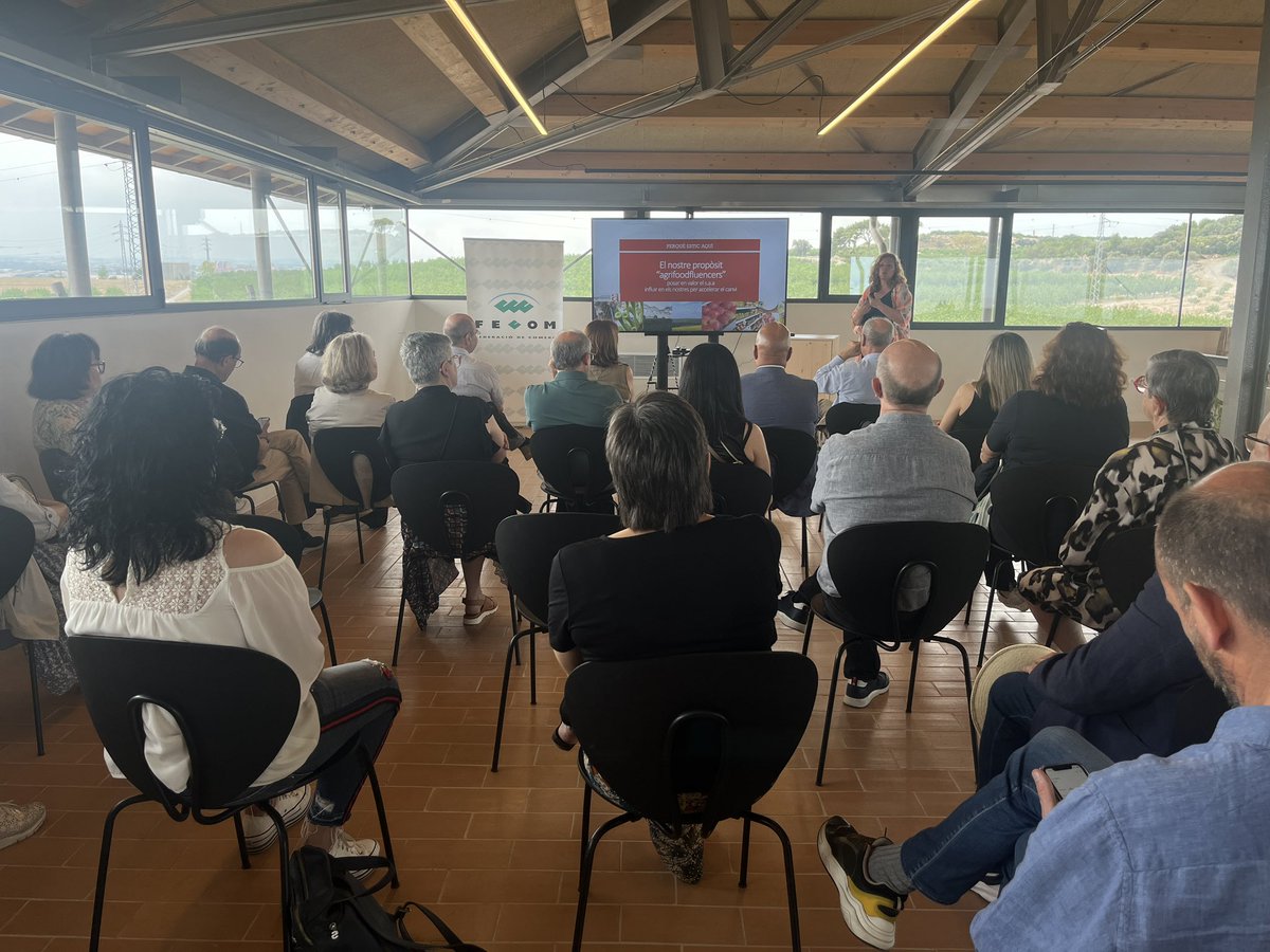 fecomlleida's tweet photo. Moment per a parlar d’”Aigua, Alimentació i Territori”, ponència a càrrec de la degana d’@Eng_Agronoms Conxita Villar dins la XXIV Escola d’Estiu de la @fecomlleida a #MasDeColom de @Borges_es
#FecomLleida #comerçlleida #comerç https://t.co/wQ2L3dBgnS