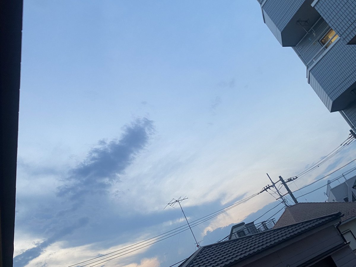 VjyXap's tweet photo. 19時なのにこんな明るいなんて暗くなるの遅くなってきたな〜 https://t.co/VCa2HOiRUn