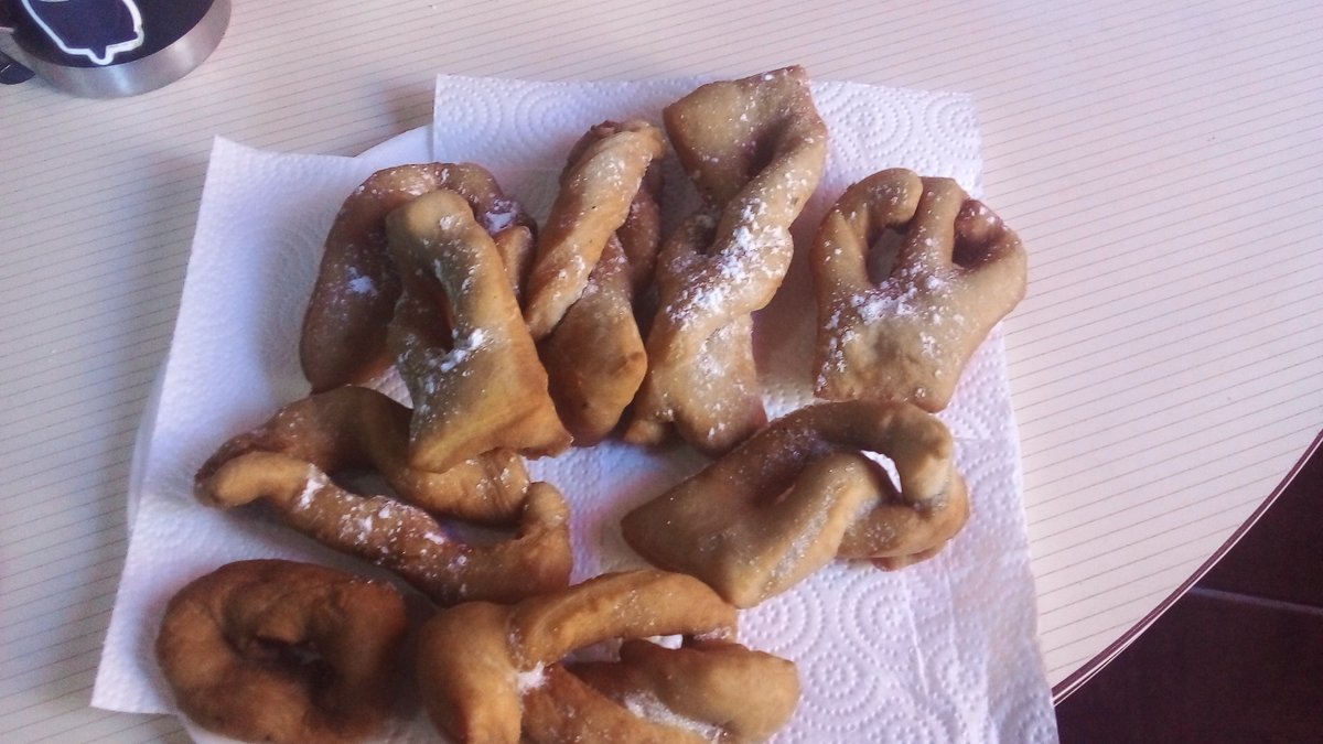 Soledad35981504's tweet photo. @mati_bertolotti los crepel son tortas fritas alemanas llevan leche cortada harina bicarbonato azúcar huevos crema y aceite https://t.co/7es42619Cx