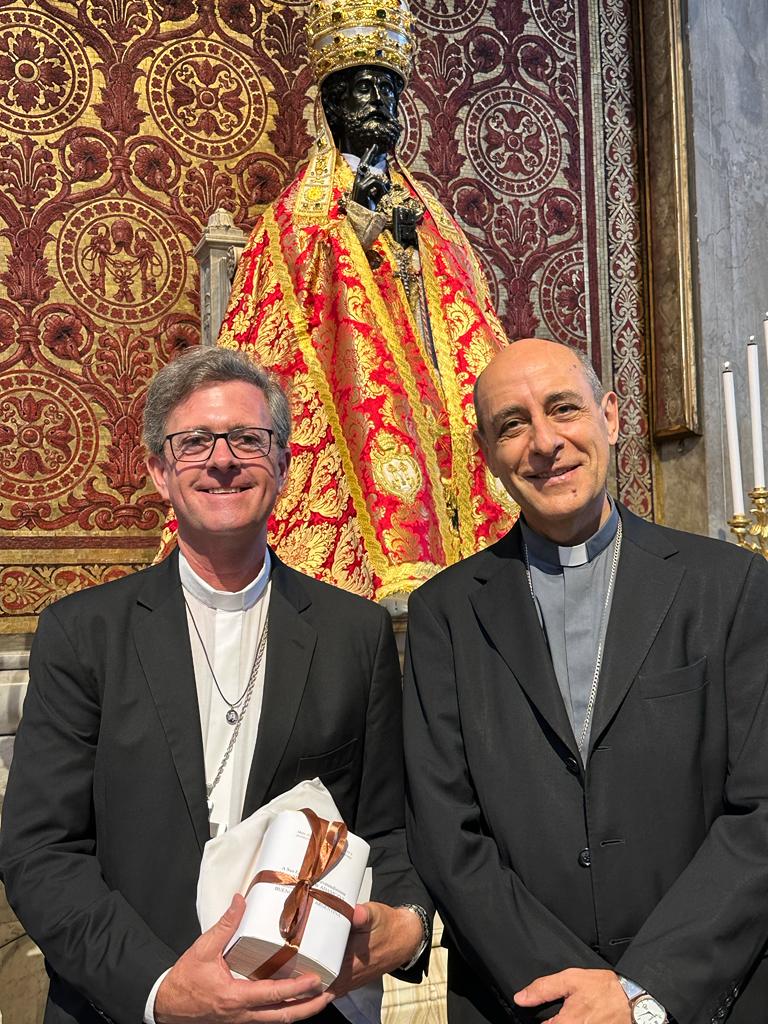 Hoy acompañé al nuevo Arzobispo de Bs As que recibió el palio en una hermosa celebración.
Me sorprendió ver a Francisco tan bien, físicamente mejor que antes. Se nota en signos como el tono de su voz, su claridad para reflexionar y responder, su forma de caminar. Gracias a Dios.