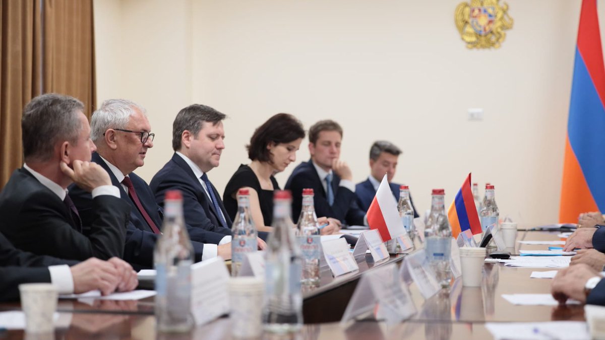 MRiTGOVPL's tweet photo. Podczas spotkania w armeńskim Ministerstwie Przemysłu Wysokich Technologii, wiceminister @piechowiakPL rozmawiał o programie #PolandBusinessHarbour, dzięki któremu specjaliści #IT z zagranicy mogą realizować w Polsce swoje projekty. https://t.co/JmgIORffNO