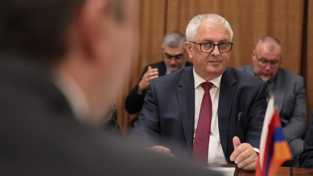 MRiTGOVPL's tweet photo. Podczas spotkania w armeńskim Ministerstwie Przemysłu Wysokich Technologii, wiceminister @piechowiakPL rozmawiał o programie #PolandBusinessHarbour, dzięki któremu specjaliści #IT z zagranicy mogą realizować w Polsce swoje projekty. https://t.co/JmgIORffNO