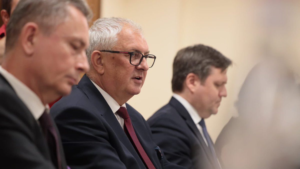 MRiTGOVPL's tweet photo. Podczas spotkania w armeńskim Ministerstwie Przemysłu Wysokich Technologii, wiceminister @piechowiakPL rozmawiał o programie #PolandBusinessHarbour, dzięki któremu specjaliści #IT z zagranicy mogą realizować w Polsce swoje projekty. https://t.co/JmgIORffNO