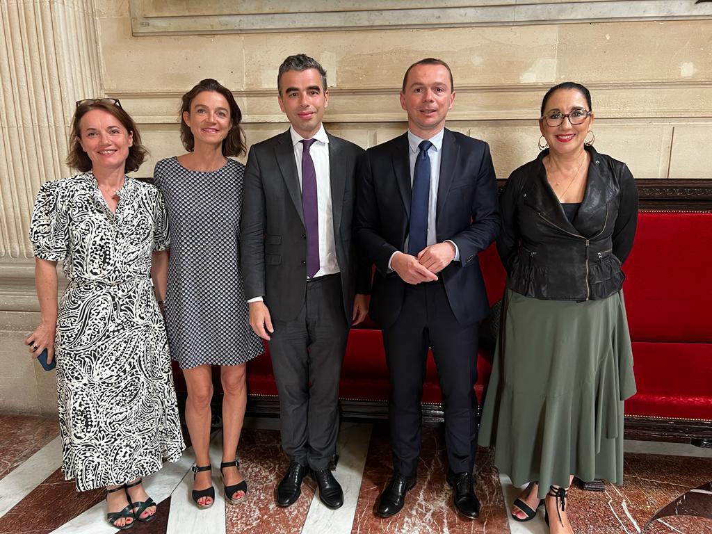 Aux côtés du Ministre @olivierdussopt, de la presidente de la Commission des Affaires sociales @fadila_khattabi, de @FelicieGerard et d'@AnneBergantz.

➡️Ce texte, fruit du dialogue social, profitera à 1,5 millions de salariés.

#DirectAN #PJLpartagedelavaleur
 #Pouvoirdachat