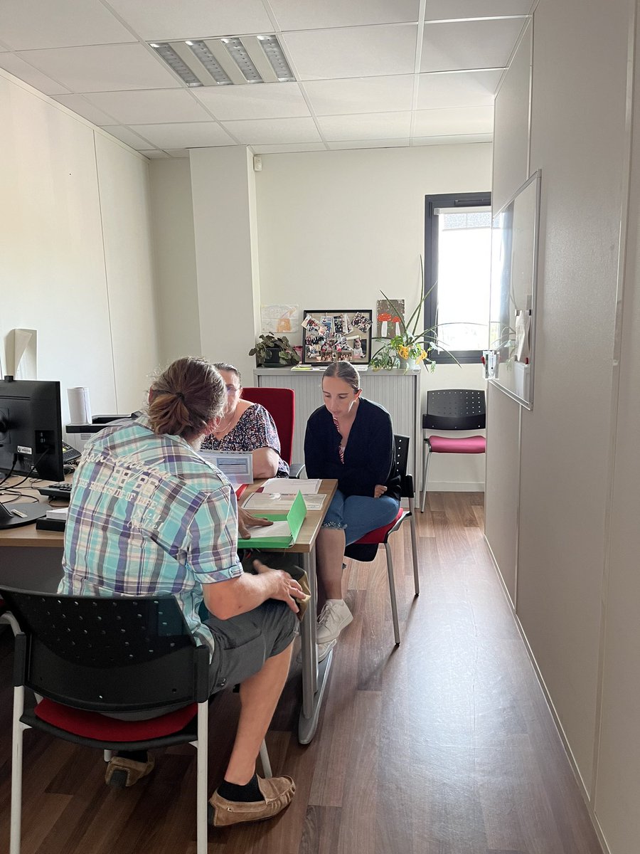 #SemaineduNettoyage
👉🏼 Au #PoleEmploi de #Narbonne ce matin ➡️ Job Dating avec la présence de deux entreprises et de nombreux postes à pourvoir.
👩🏽👱🏼‍♂️ 19 personnes présentes.
✅ 7 embauches réalisées à la suite des entretiens.
#Recrutement #TousMobilisés