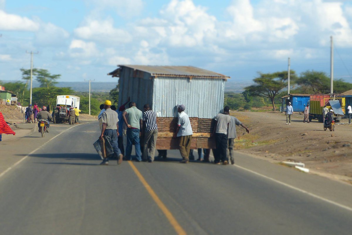 PhotosForTrees's tweet image. The big move - #Isinet #KajiadoCounty #architecture #mobileduka