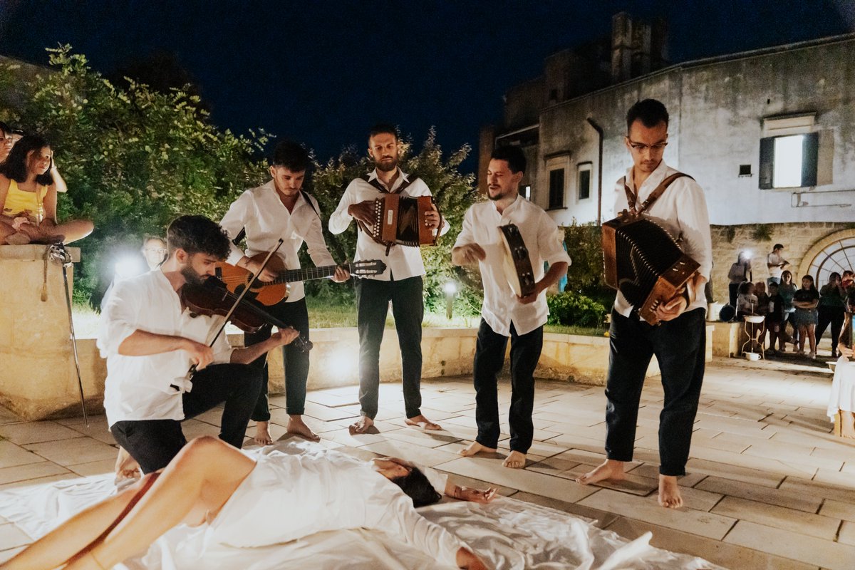 Tra sacro e profano, tra processioni e tarantate, tra il suono della banda e quello del tamburello, tra ronde di danza e i ricami delle luminarie: Galatina è in festa per celebrare i Santi Patroni Pietro e Paolo 🎉

📸 @cittadigalatina

#WeAreinPuglia
